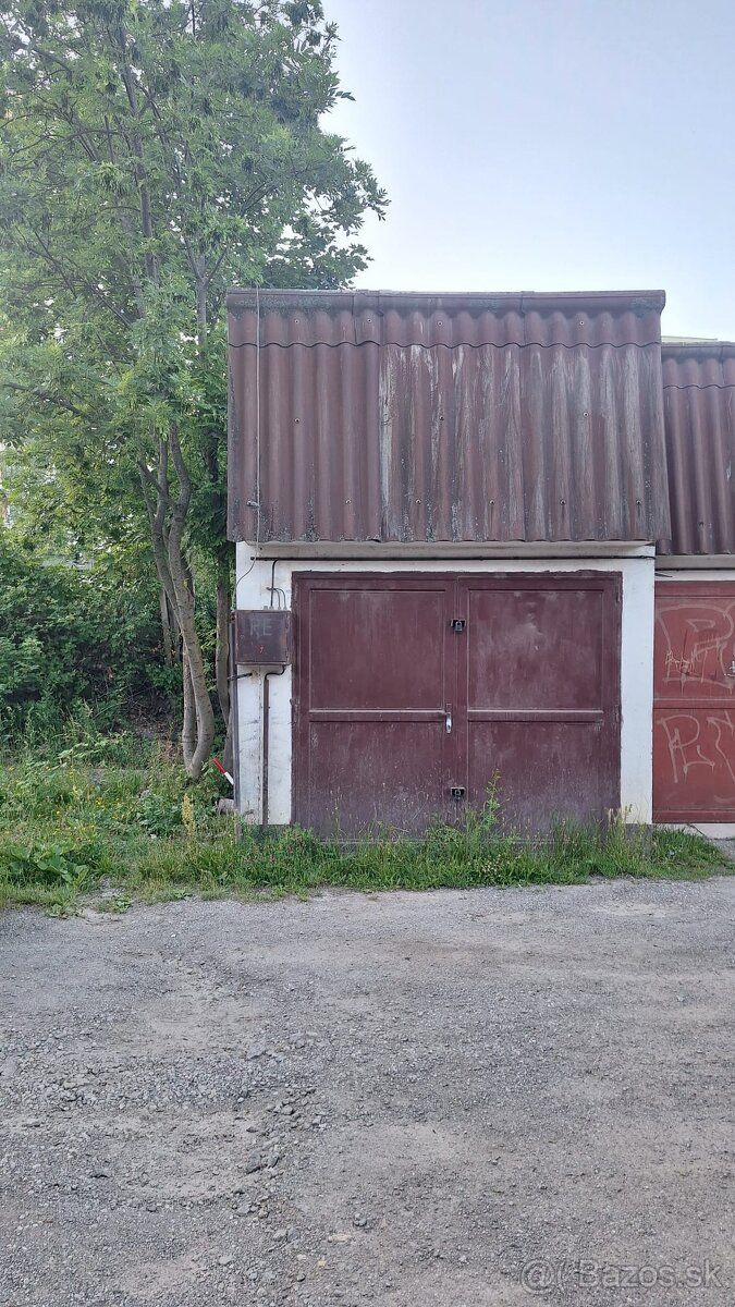 Predam garaz v povodnom stave, zastavana plocha je 19m2, cel