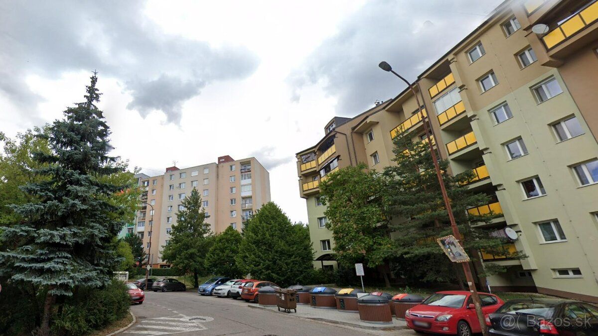 Byt sa nachádza 1 min. od nákupného centra Južanka, 1 min. n