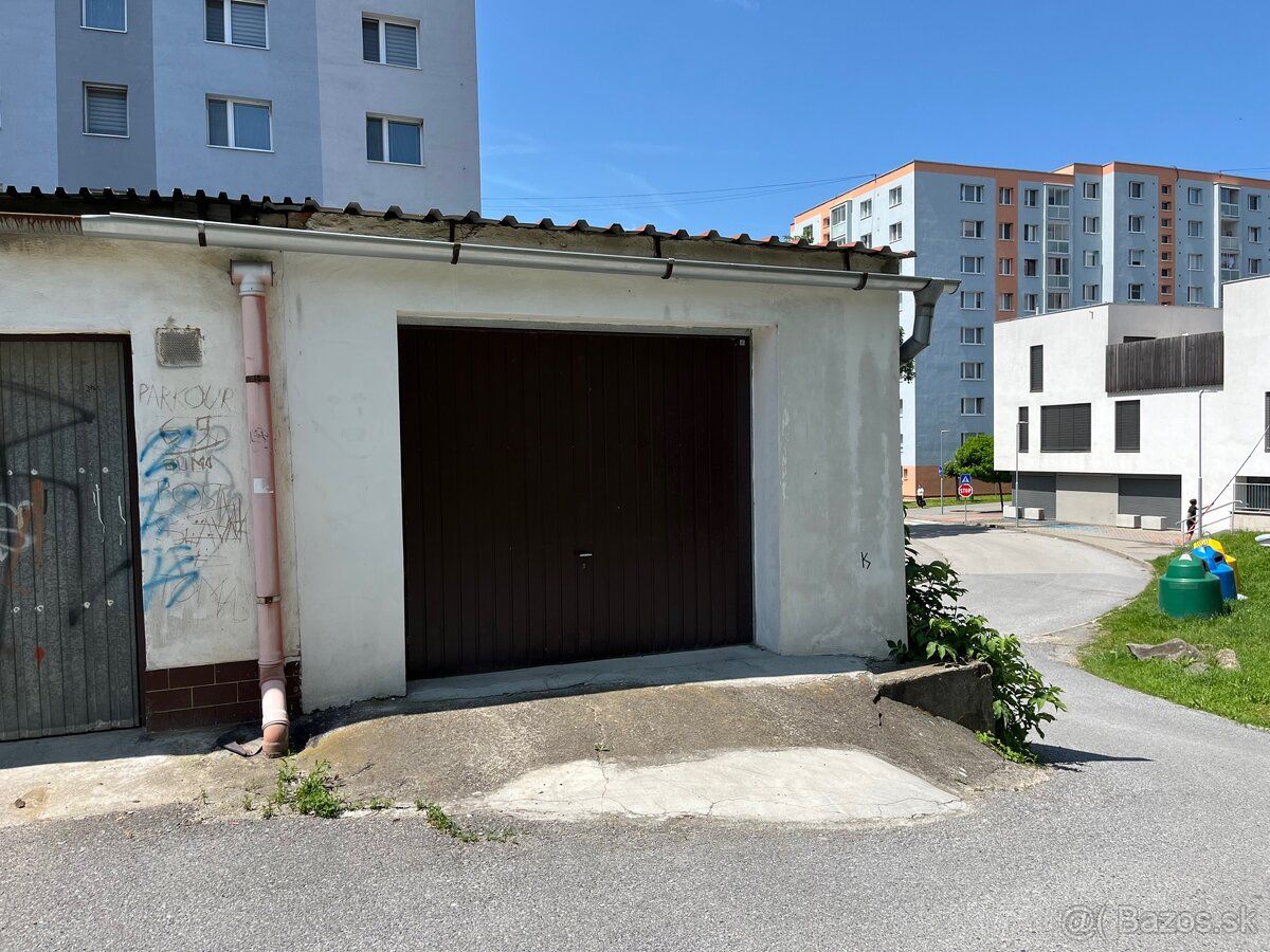 Predám garáž v centre mesta Stropkov. Garáž sa nachádza v ra