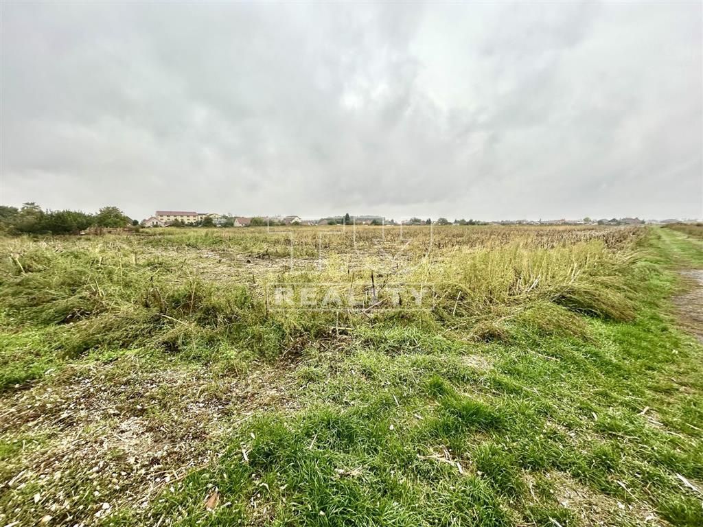 Na predaj stavebný pozemok o výmere 500 m2 v obci Opoj.
Poze