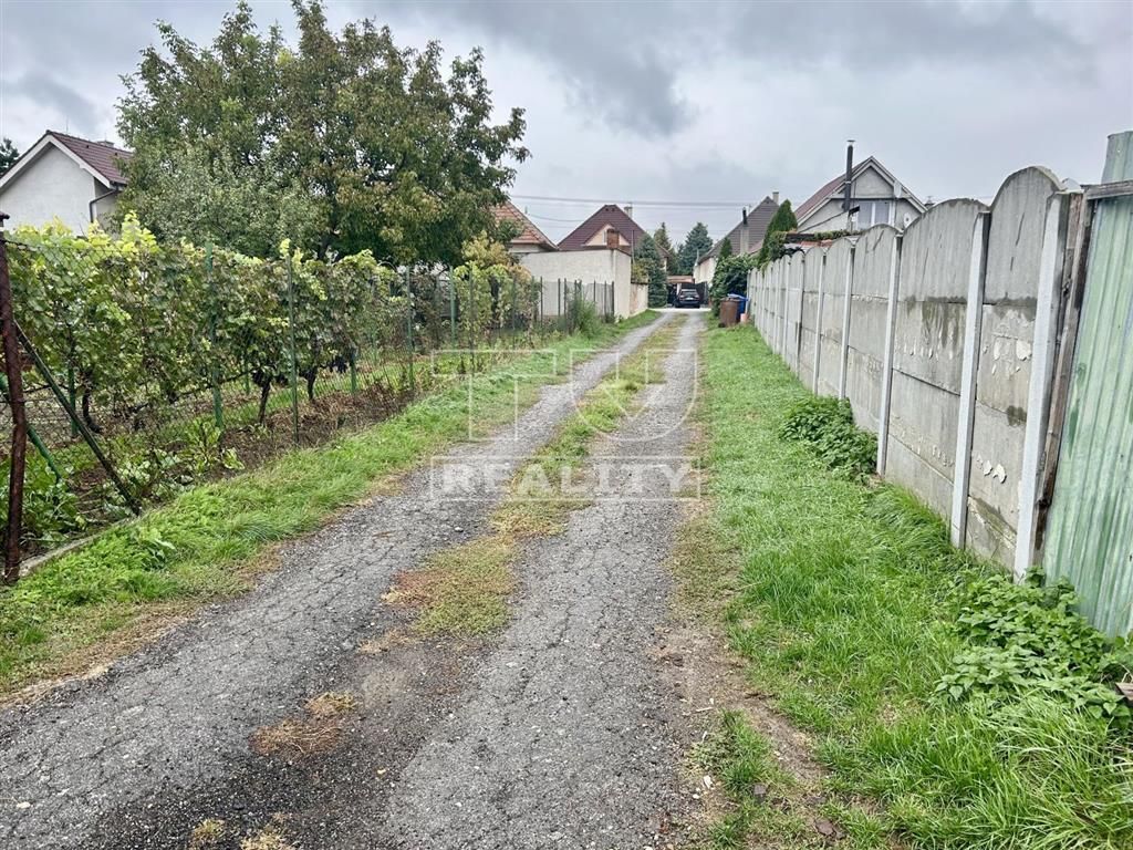 Na predaj stavebný pozemok o výmere 500 m2 v obci Opoj.
Poze