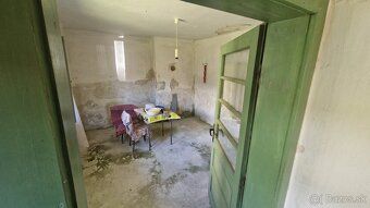 Predám starší RD s pozemkom o výmere 1156 m2. Nachádza sa na