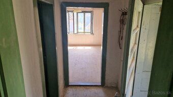 Predám starší RD s pozemkom o výmere 1156 m2. Nachádza sa na