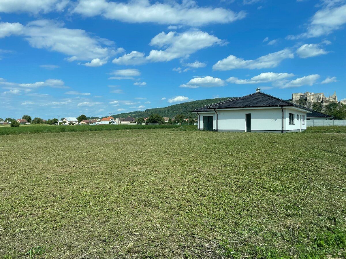 Predám pozemok v obci Beckov o výmere 831m2 s nádherným výhľ