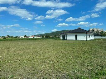 Predám pozemok v obci Beckov o výmere 831m2 s nádherným výhľ