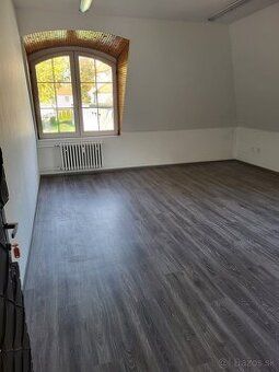 Ponúkame na prenájom kancelársky priestor o výmere 20,5 m² n