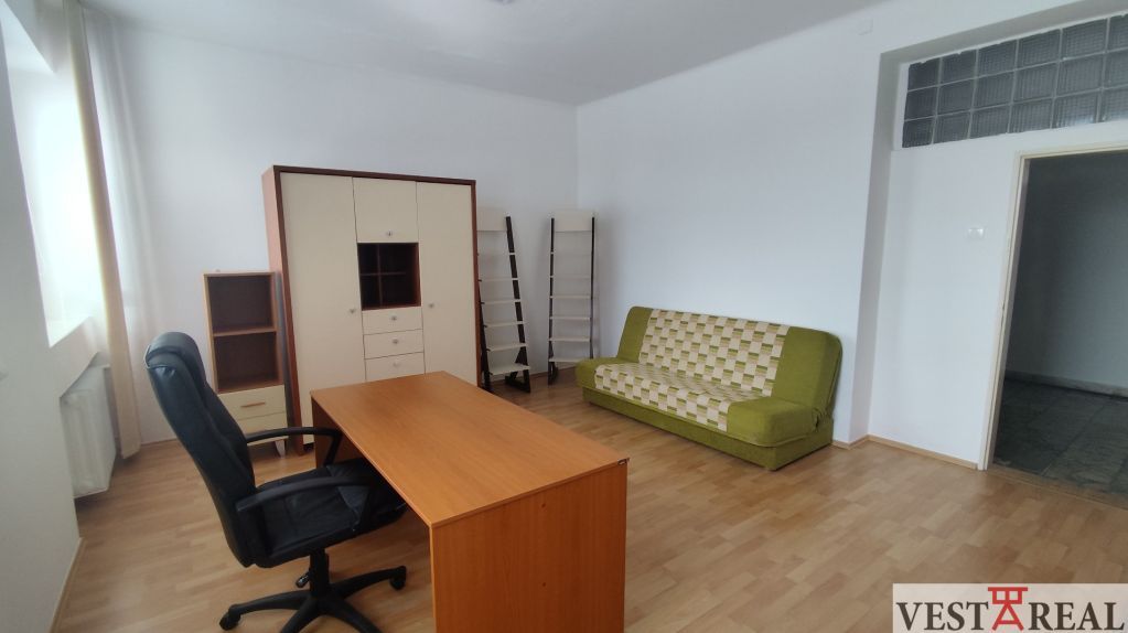 Ponúkame na prenájom kancelársky priestor o výmere 20,5 m² n