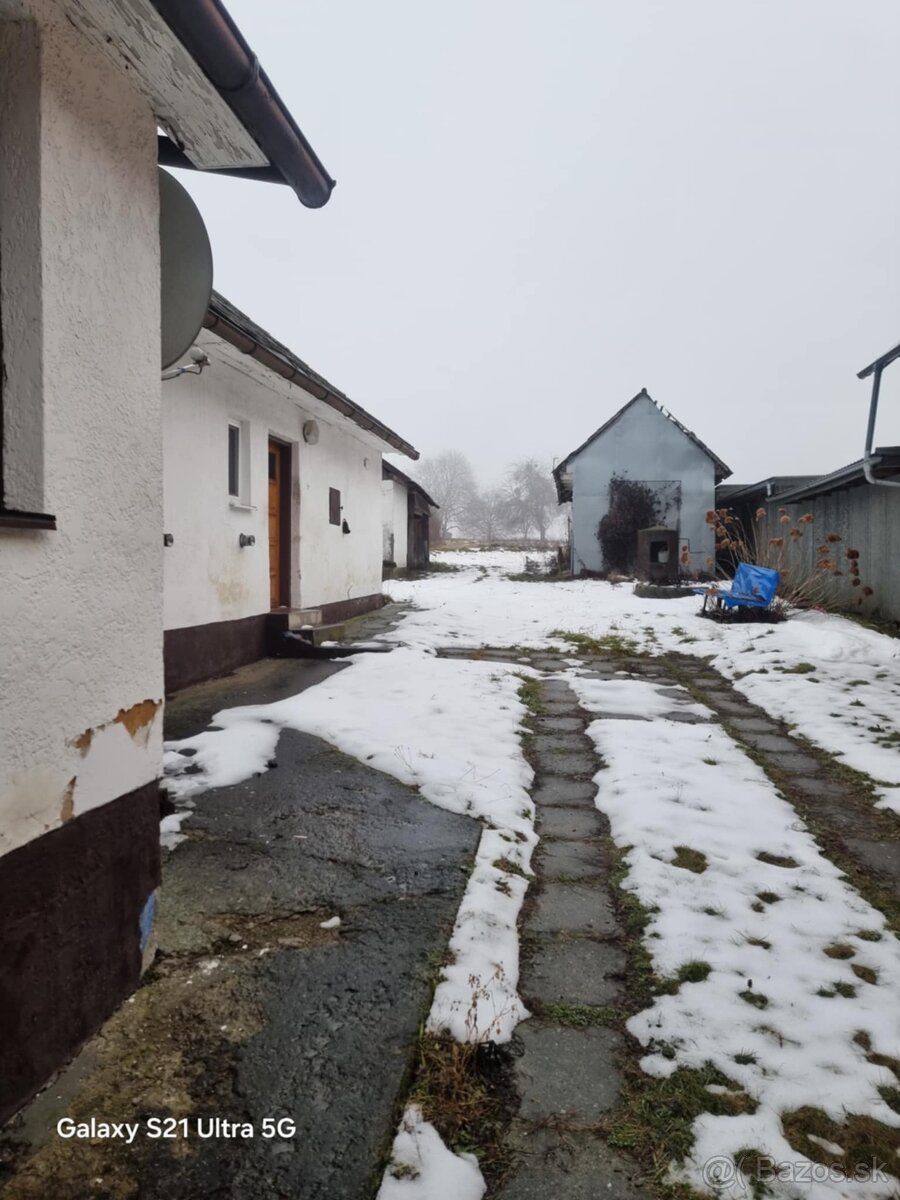 Ponúkam na predaj starší jednopodlažný rodinný dom v obci Kv