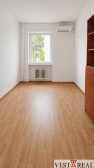 Ponúkame na prenájom kancelársky priestor o výmere 15,75 m² 