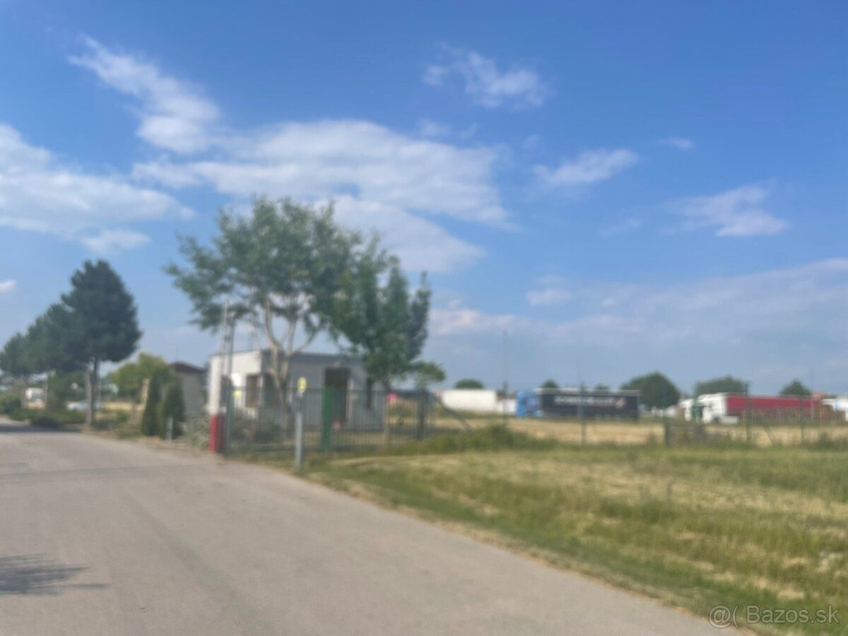Ponúkame na predaj pozemok pre priemyselnú zástavbu v Diakov