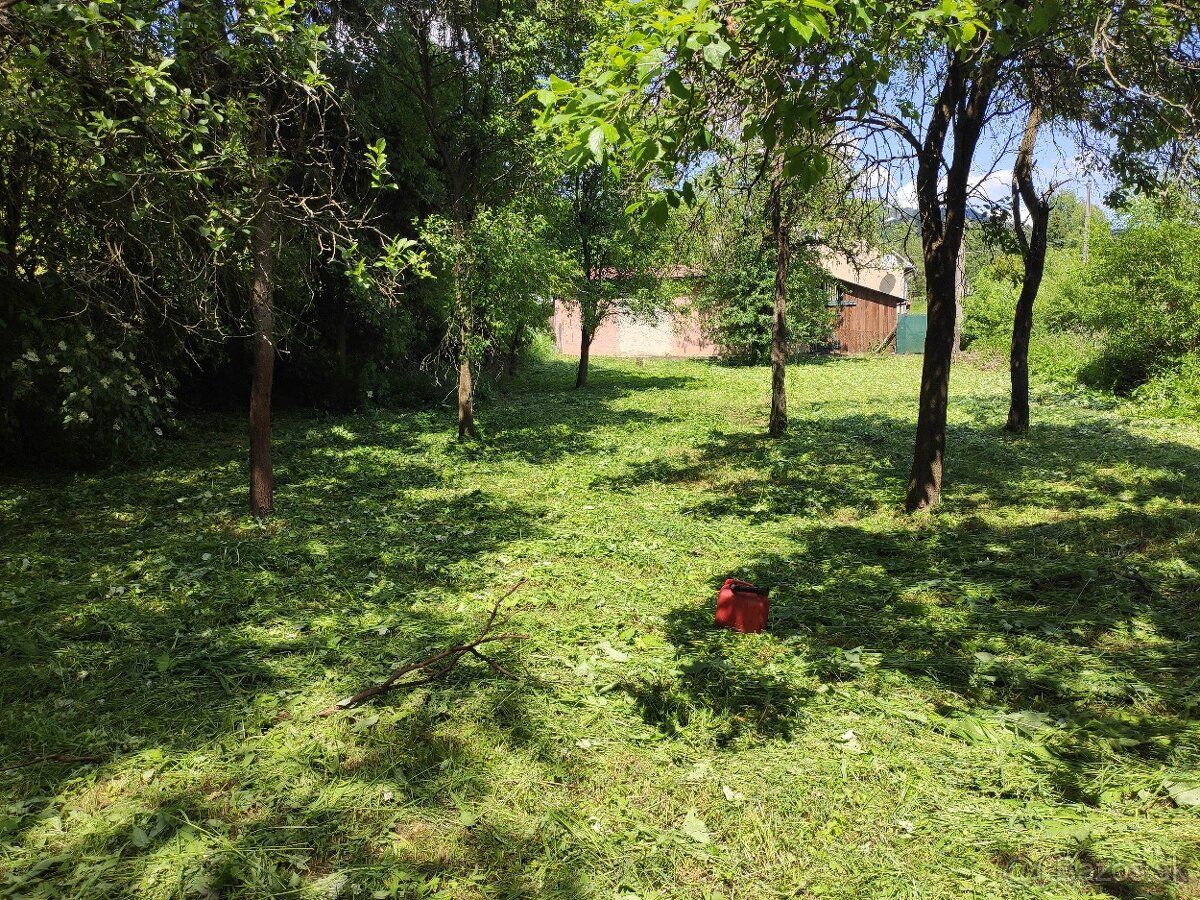 Ponúkam na predaj krásny rovinatý pozemok s výmerou 1003 m2 