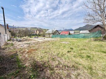 Ponúkam na predaj krásny rovinatý pozemok s výmerou 1003 m2 