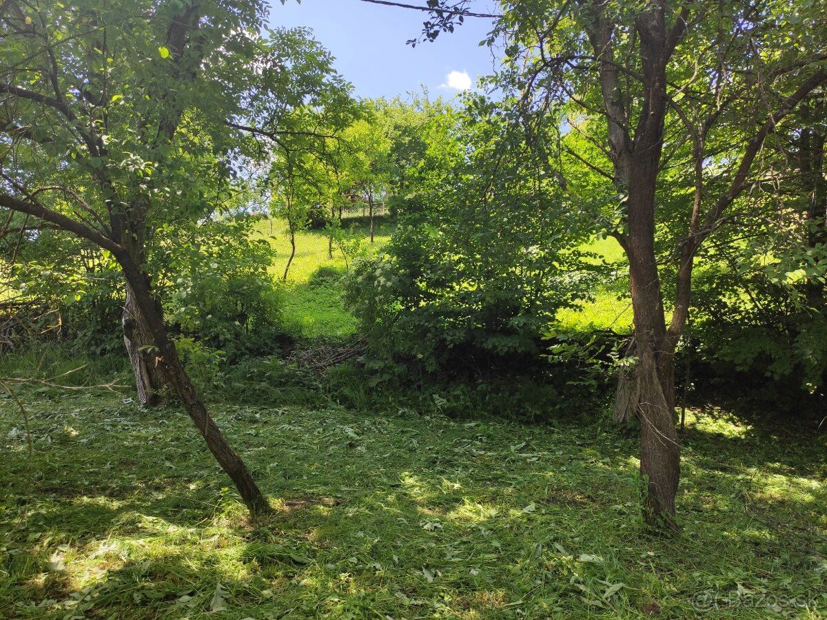 Ponúkam na predaj krásny rovinatý pozemok s výmerou 1003 m2 