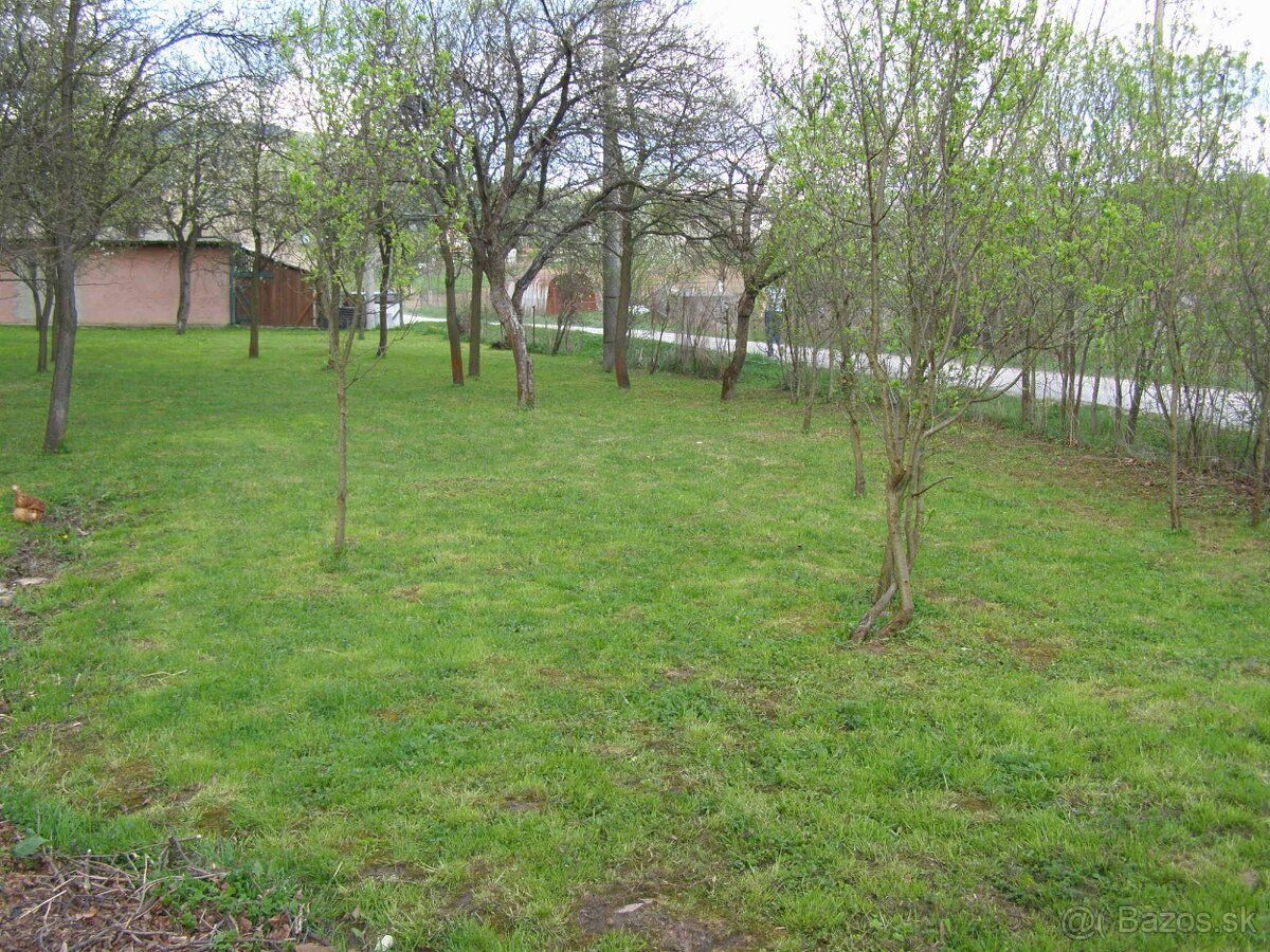 Ponúkam na predaj krásny rovinatý pozemok s výmerou 1003 m2 