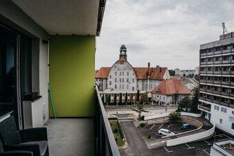 Výmera bytu 32,4 m2 + výmera loggia 8m2.
Exkluzívne zariaden