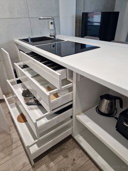 Výmera bytu 32,4 m2 + výmera loggia 8m2.
Exkluzívne zariaden