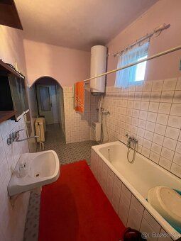 Ponúkame na predaj veľký 4 izbový rodinný dom s garážou v ob