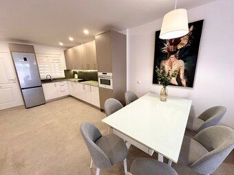 Luxus, soukromí a celoroční slunce na jihu Tenerife.
Předsta