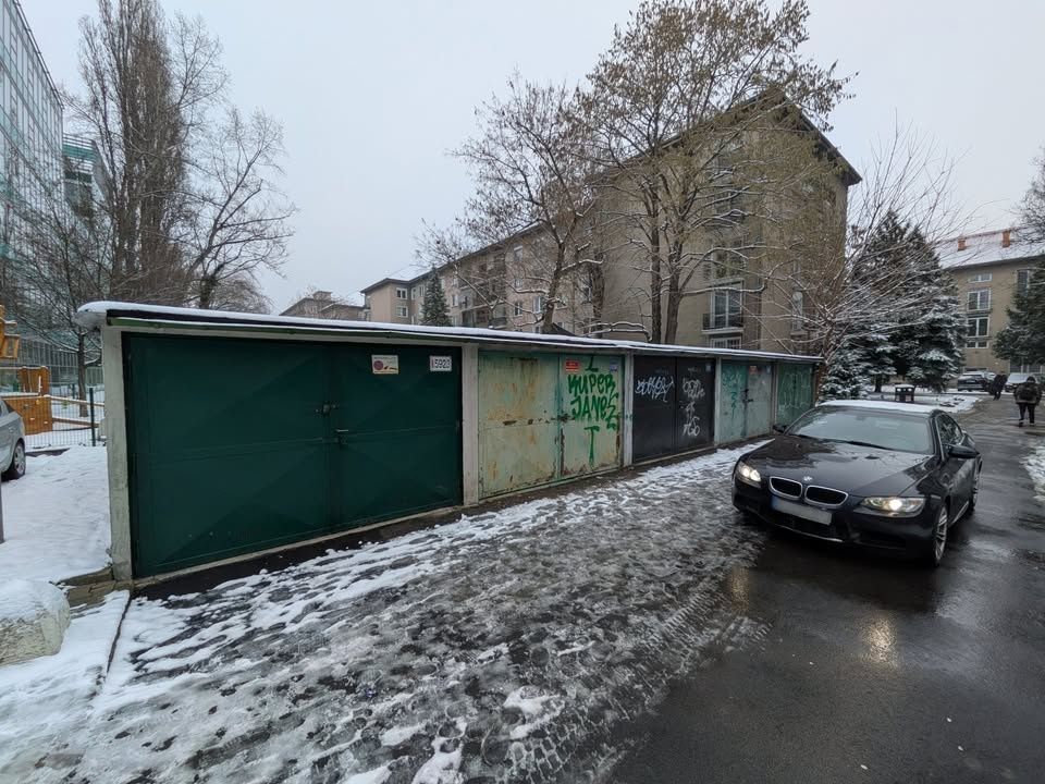 Garaz sa nachadza medzi CBC a Budovatelskouv tesnej blízkost