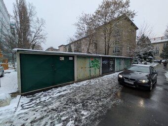 Garaz sa nachadza medzi CBC a Budovatelskouv tesnej blízkost