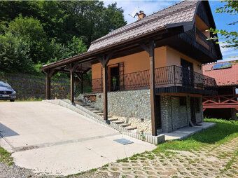 Chata sa nachádza v prechádzkovej vzialenosti od Zelenej Lag