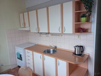 Exkluzívne ponúkame na predaj priestranný trojizbový byt s b