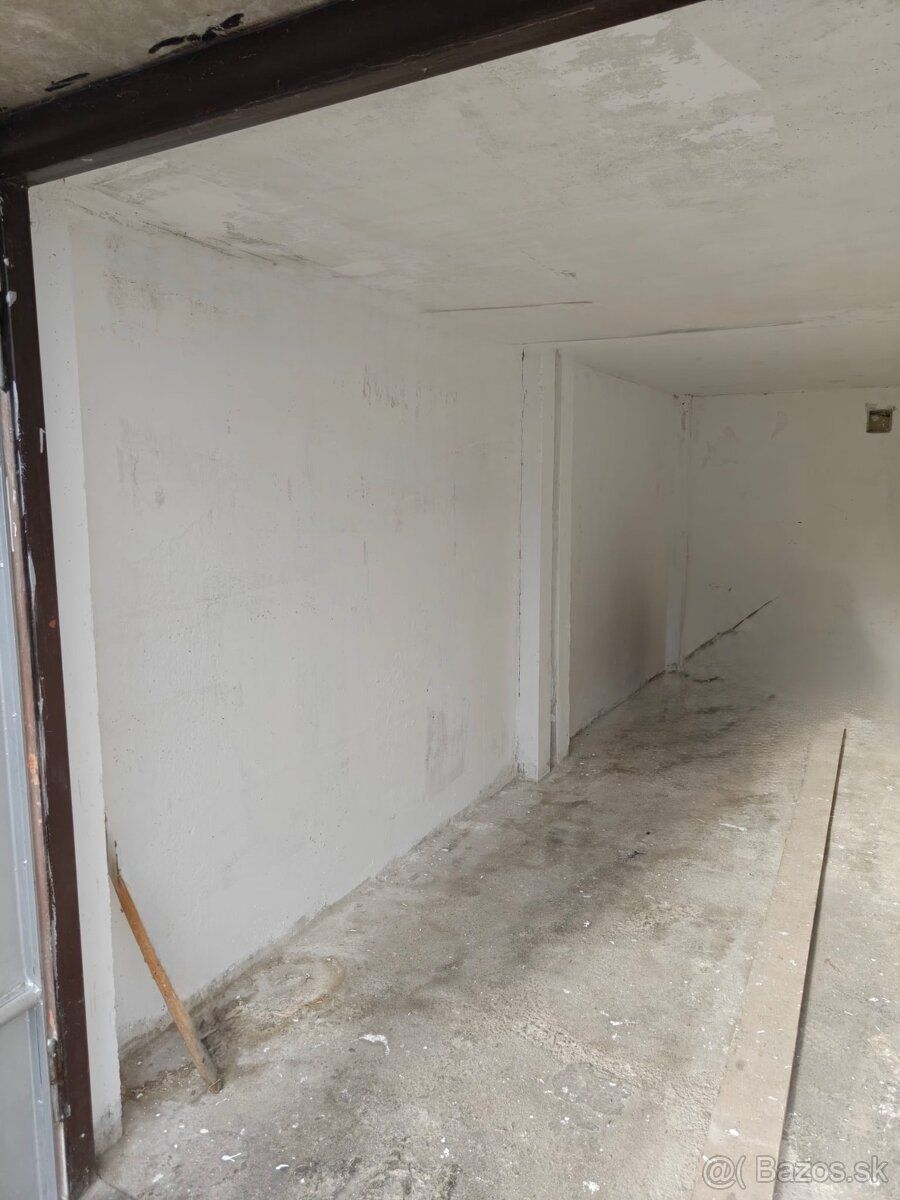 Predám garáž na Pivovarníckej ulici v radovej zástavbe 19m2.
