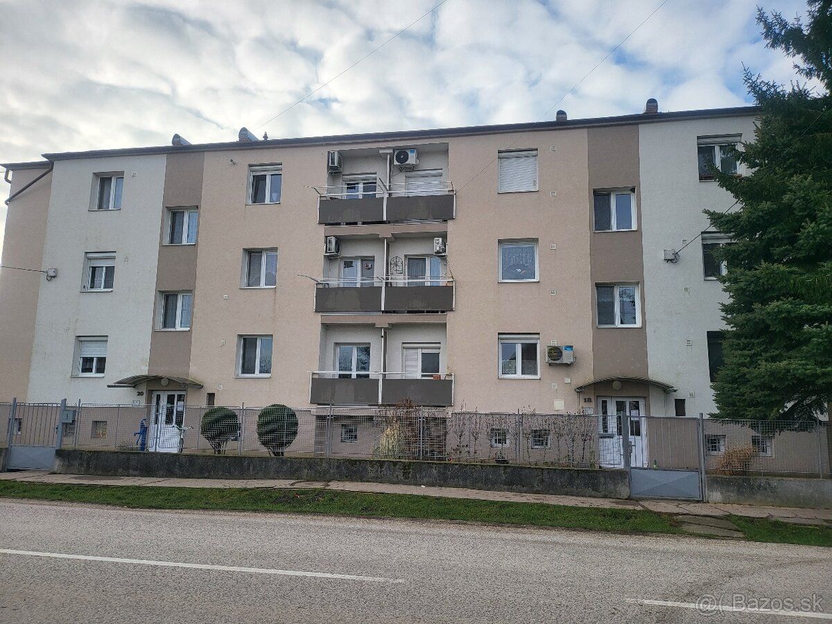 Predám 2 izbový byt s balkónom v Hurbanove na Konkolyho ul.č