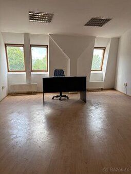Ponúkam na prenájom kanceláriu v centre Trenčína nachádzajúc