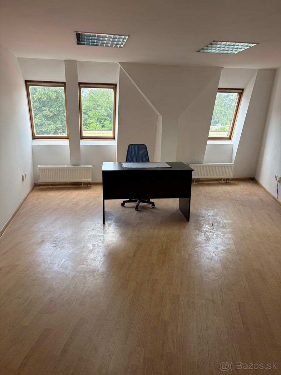 Ponúkam na prenájom kanceláriu v centre Trenčína nachádzajúc