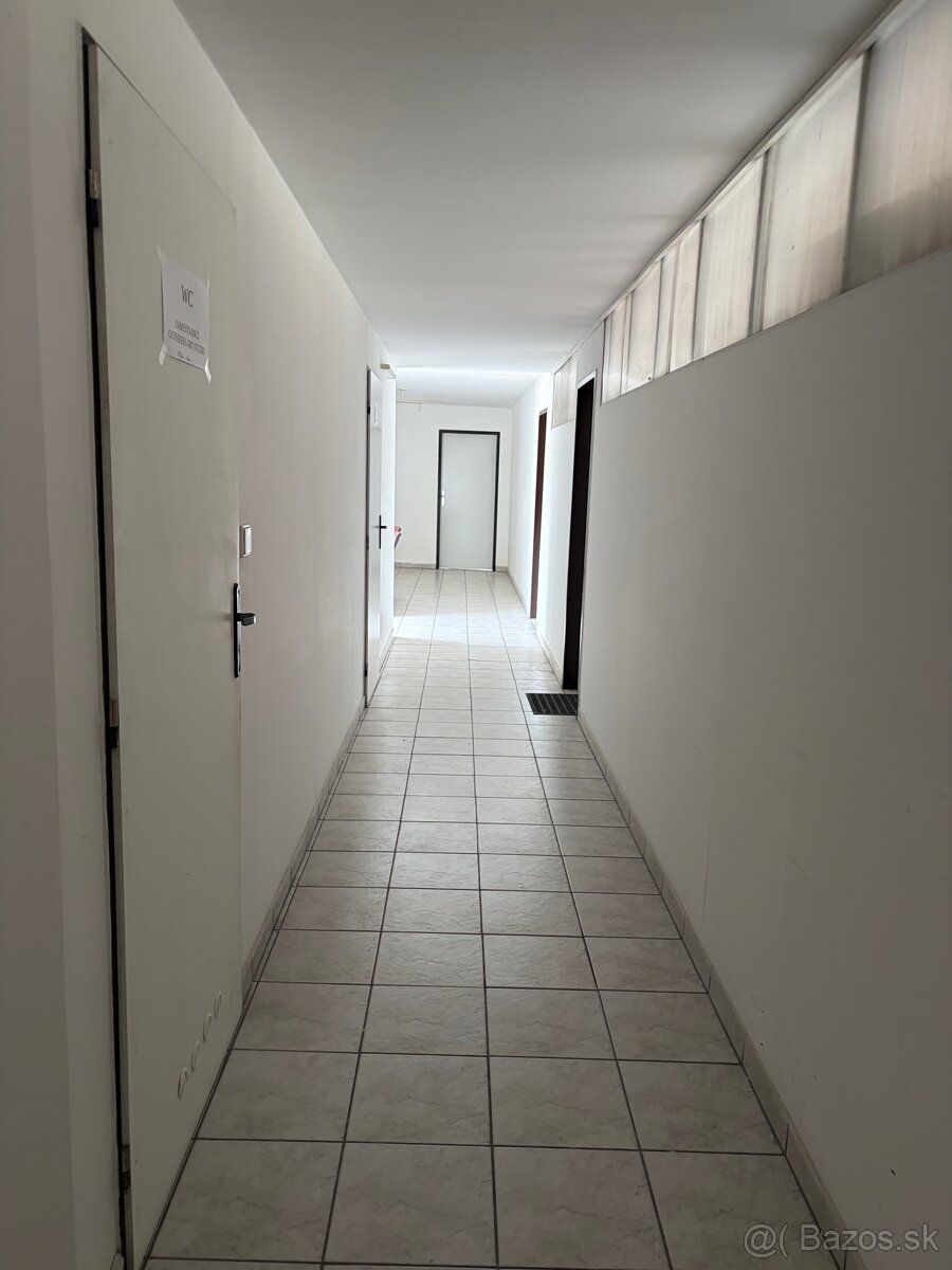 Ponúkam na prenájom kanceláriu v centre Trenčína nachádzajúc