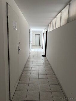 Ponúkam na prenájom kanceláriu v centre Trenčína nachádzajúc