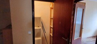 Ponúkame Vám na predaj 3 izbový byt na menšom sídlisku v blí