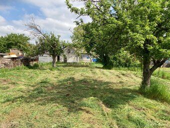 CHALUPA POD MALÝMI KARPATMI / POZEMOK 2205 M² / POTOK NA KON