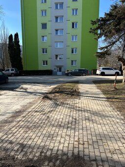 Ponúkam na prenájom murovanú garáž o výmere 23 m² v tichej a