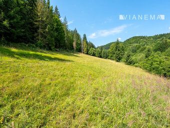 Slnečný stavebný pozemok s výmerou 5 203 m² vo vyhľadávanej 