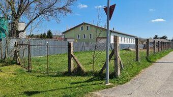 Investičný pozemok o rozlohe 1002m2. Nachádza sa vedľa cesty