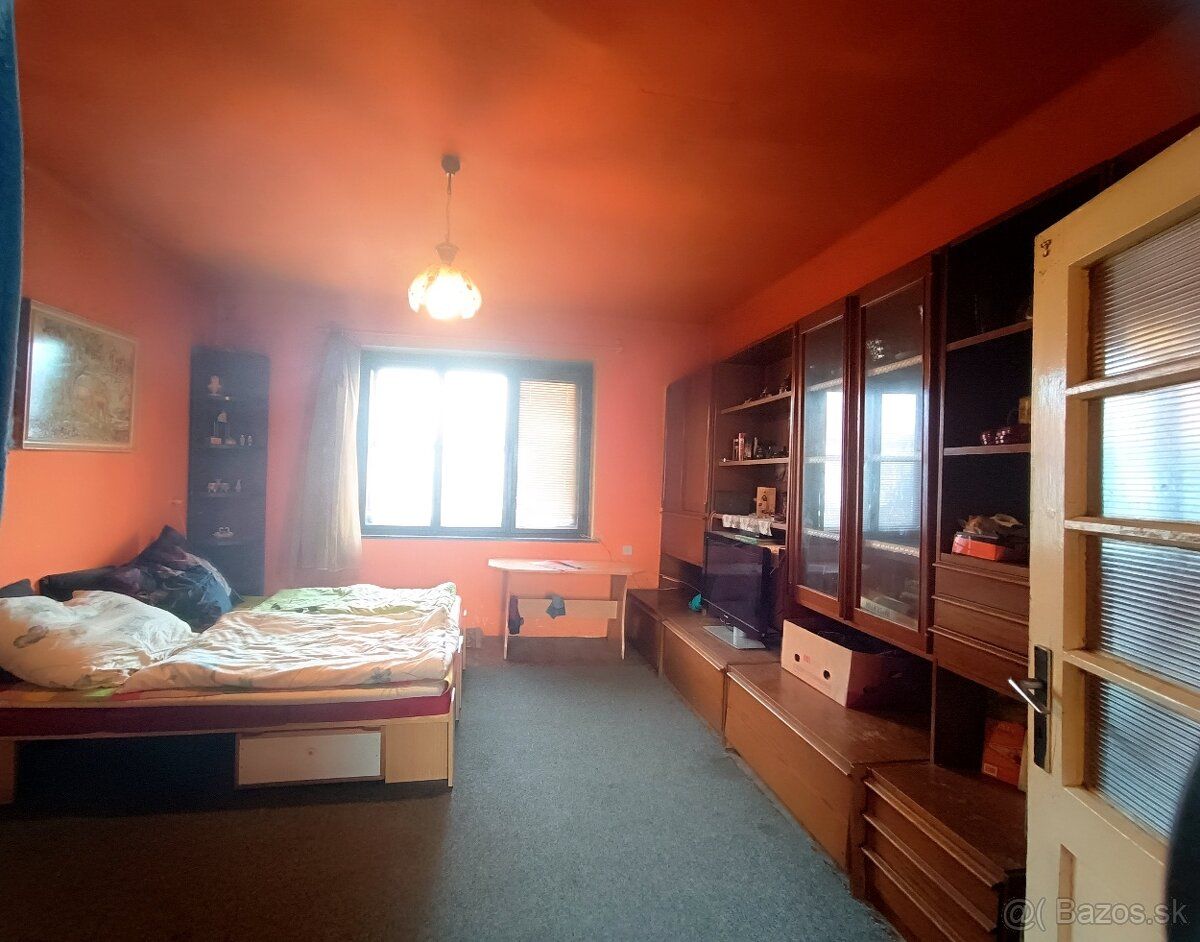Ponúkame na predaj rodinný dom v tichej ulici s potenciálom 