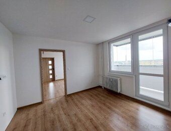 Ponúkam na predaj priestranný, 3-izbový byt, ktorý ešte voni