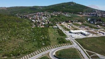 Ponúkame na predaj stavebný pozemok vhodný na výstavbu rodin