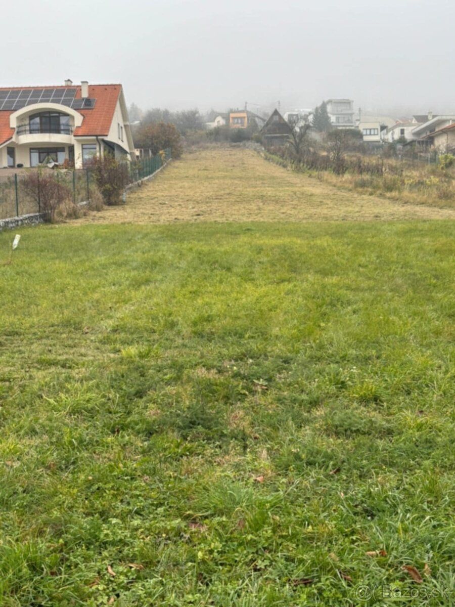 Ponúkame na predaj stavebný pozemok vhodný na výstavbu rodin