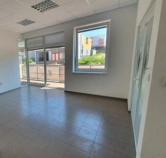 DOSPA Reality ponuka na prenájom svetlý komerčný priestor s 