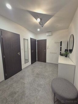 EXKLUZÍVNE NA PREDAJ – Veľkometrážny 3-izbový byt po komplet