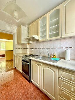 Predám 3 izbový byť v Šamoríne, 1 poschodie, 65 m2. V blízko