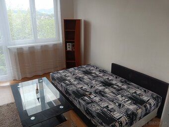 Prenajmem od 15.6.2026 kompletne zariadenú väčšiu 25 M2 garz