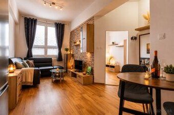 Na predaj 2 izbový byt o rozlohe 55 m2 s balkónom.Byt je v p