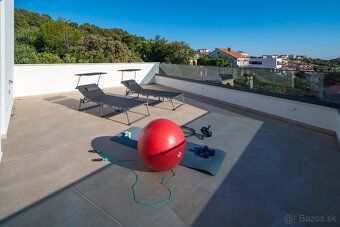 Luxusní vila s panoramatickým výhledem na moře a střešní víř