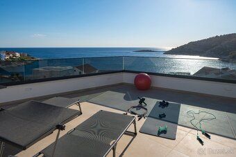 Luxusní vila s panoramatickým výhledem na moře a střešní víř