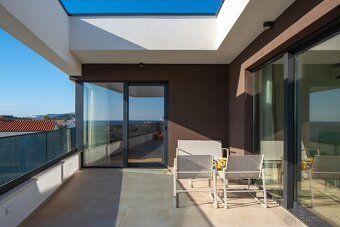 Luxusní vila s panoramatickým výhledem na moře a střešní víř
