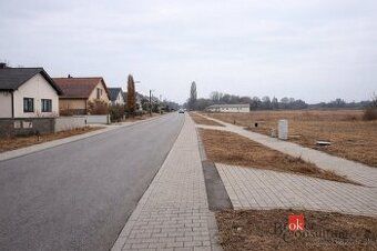 Stavebný pozemok 700 m² vo Vlčkovciach – kompletné IS, nová 